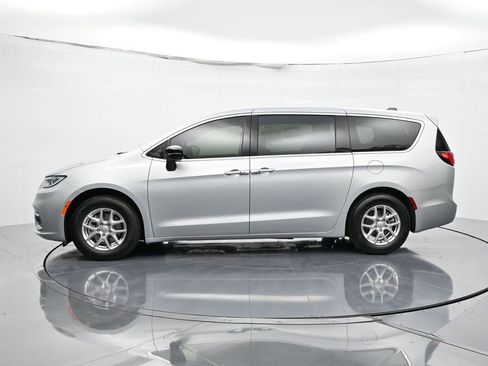 New 2026 Chrysler Pacifica Select image 9