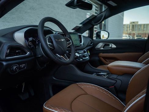 New 2026 Chrysler Pacifica Pinnacle w/ Trailer Tow Group image 18