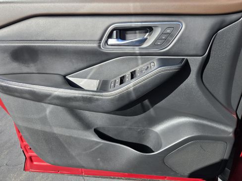 Used 2022 Nissan Rogue Platinum w/ Head-Up Display Package image 18