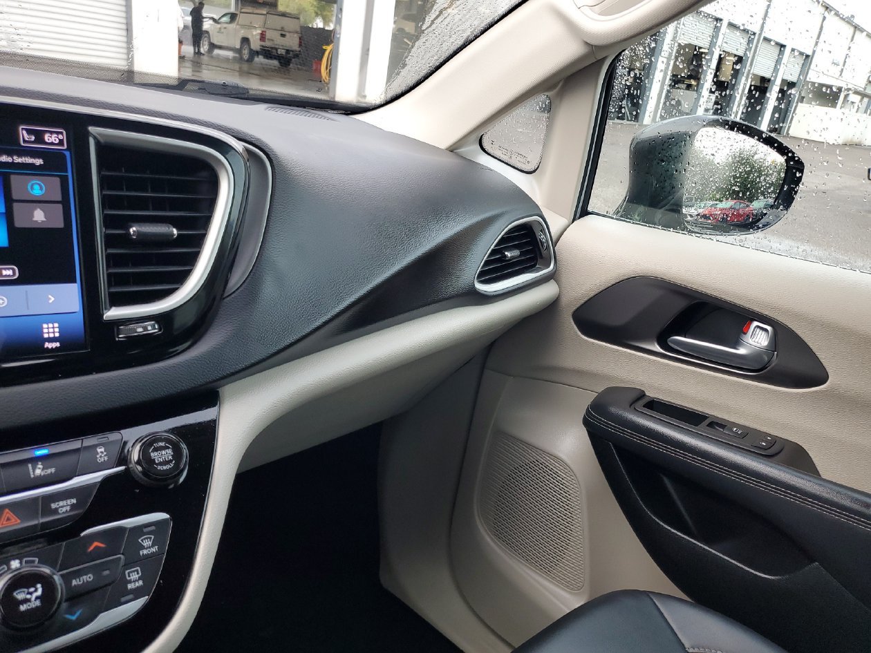 Used 2024 Chrysler Pacifica Touring-L FWD image 24