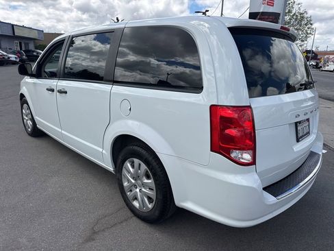 Used 2019 Dodge Grand Caravan SE w/ UConnect Hands-Free Group image 2