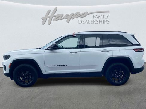 Used 2024 Jeep Grand Cherokee Altitude AWD/4WD image 9