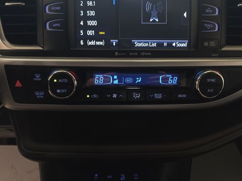 Used 2017 Toyota Highlander XLE AWD/4WD image 19
