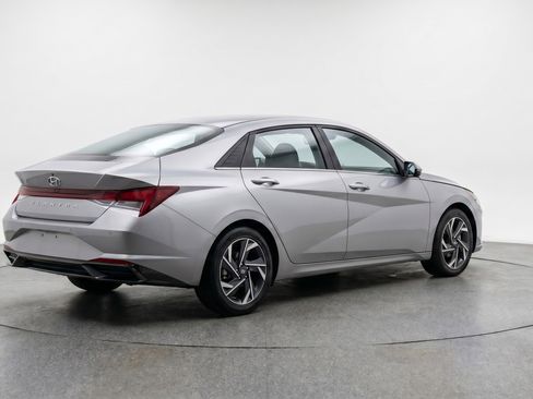 Used 2025 Hyundai Elantra Limited FWD image 9
