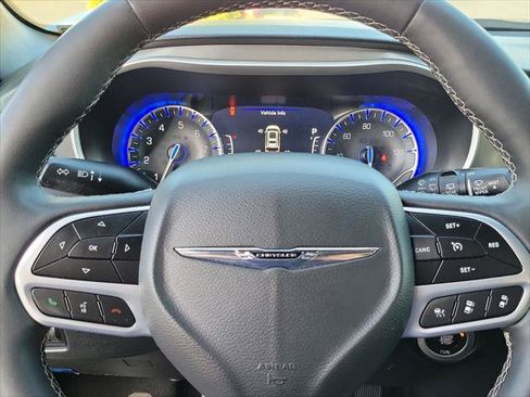 Certified 2025 Chrysler Pacifica Select FWD image 10