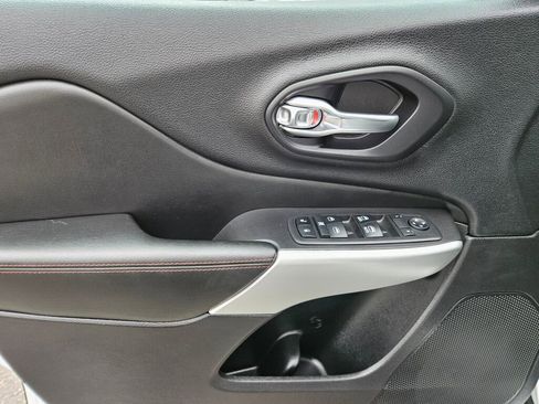 Used 2018 Jeep Cherokee Trailhawk AWD/4WD image 19