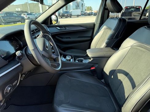 New 2025 Jeep Grand Cherokee Altitude image 9