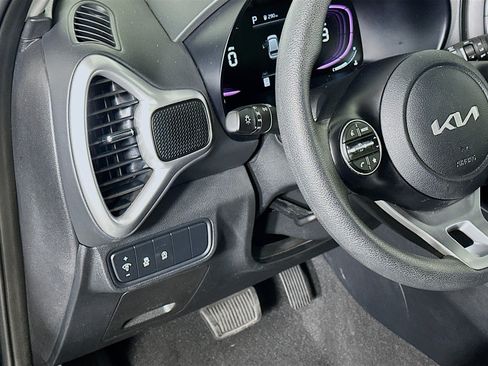 Used 2025 Kia Soul LX w/ LX Technology Package FWD image 17