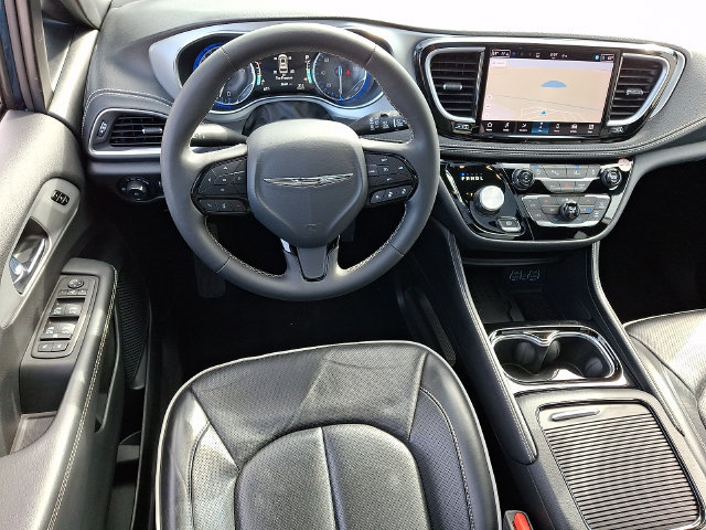 Used 2025 Chrysler Pacifica Limited FWD image 2