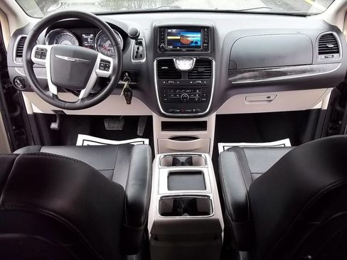 Used 2016 Chrysler Town & Country Touring image 5
