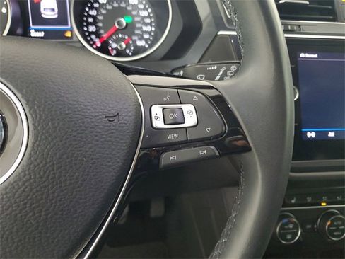 Used 2020 Volkswagen Tiguan SE w/ Panoramic Sunroof Package image 25
