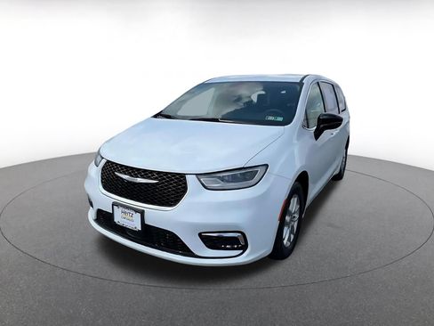 Used 2024 Chrysler Pacifica Touring-L FWD image 5