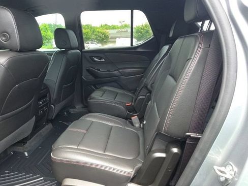 Used 2023 Chevrolet Traverse RS FWD image 5