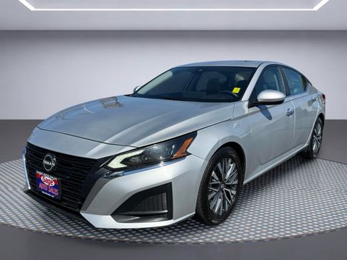 Used 2023 Nissan Altima 2.5 SV w/ SV Premium Package FWD image 2