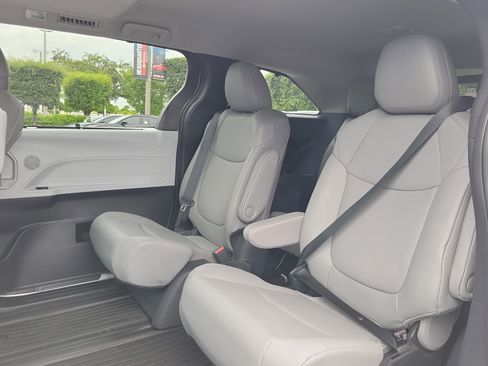 Used 2026 Toyota Sienna XLE FWD image 18