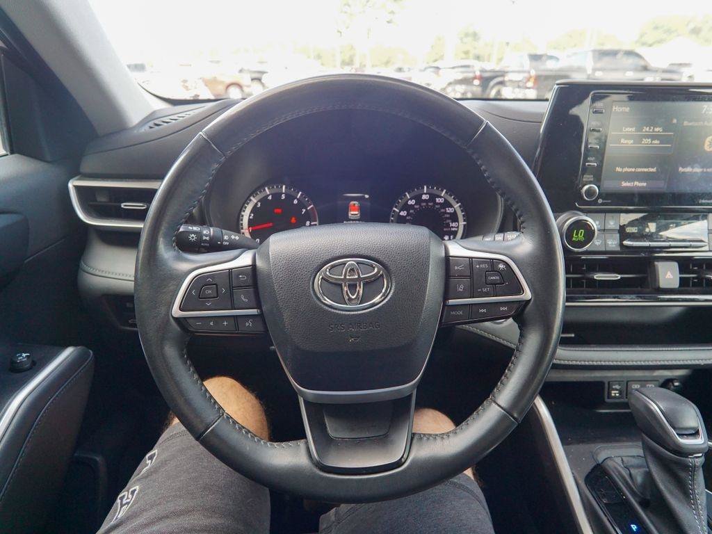 Used 2022 Toyota Highlander LE AWD/4WD image 16