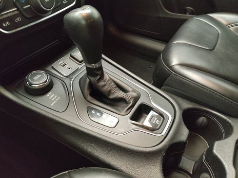 Used 2019 Jeep Cherokee Latitude Plus w/ Cold Weather Group AWD/4WD image 26