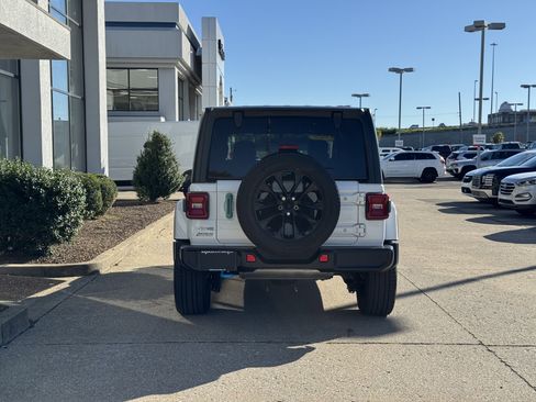 Used 2022 Jeep Wrangler Unlimited Sahara w/ Cold Weather Group image 6