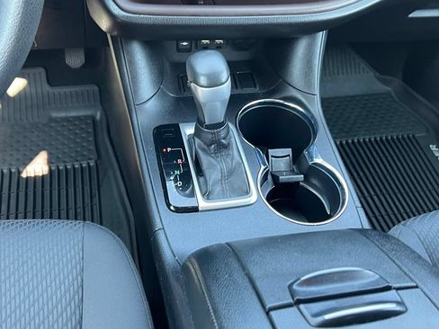 Used 2019 Toyota Highlander LE AWD/4WD image 21