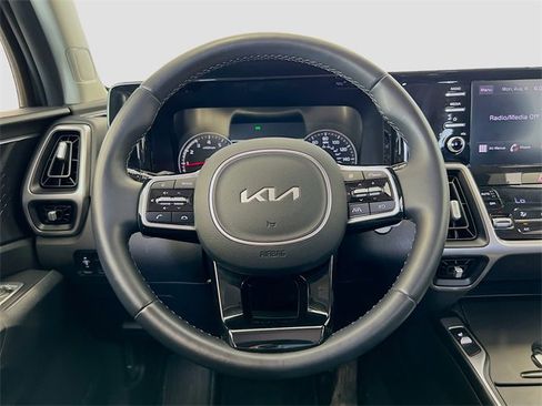 Used 2023 Kia Sorento LX image 17