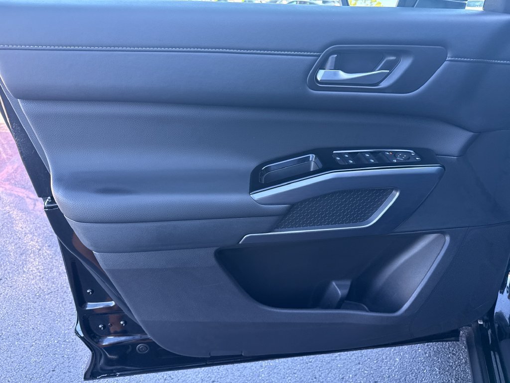 Used 2026 Nissan Pathfinder SL FWD image 19