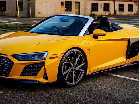 Used 2021 Audi R8 V10 w/ Premium Package image 1