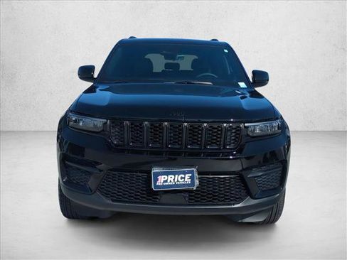 Used 2025 Jeep Grand Cherokee Altitude RWD image 2