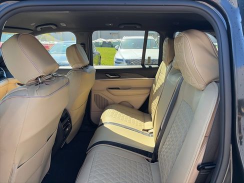 Used 2023 Jeep Grand Cherokee Limited AWD/4WD image 18