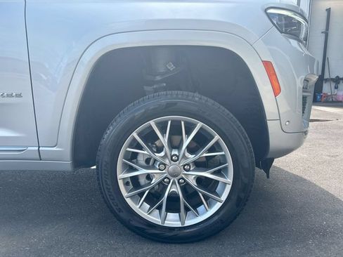 Used 2022 Jeep Grand Cherokee Summit w/ Luxury Tech Group V AWD/4WD image 12