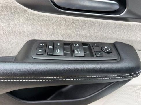 Used 2022 Chrysler Pacifica Touring-L image 18