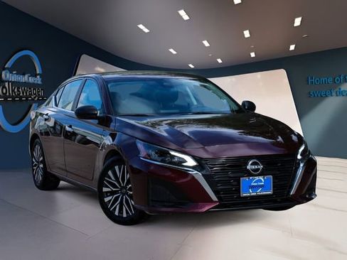 Used 2024 Nissan Altima 2.5 SV image 3