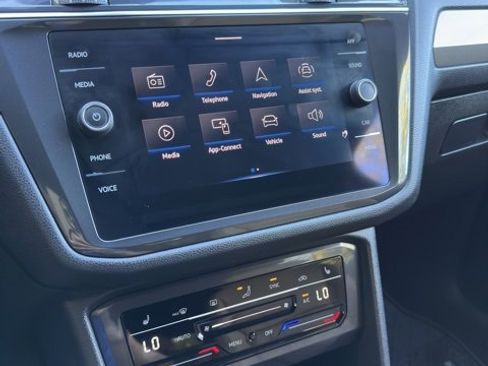 Used 2022 Volkswagen Tiguan SE w/ Panoramic Sunroof Package image 12
