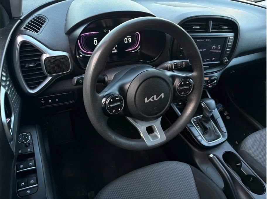 Used 2023 Kia Soul LX FWD image 2
