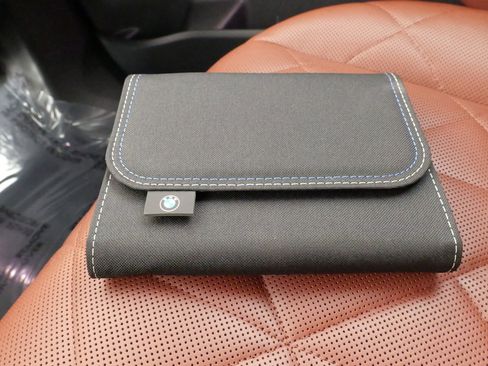 Used 2023 BMW iX xDrive50 w/ Premium Package image 60