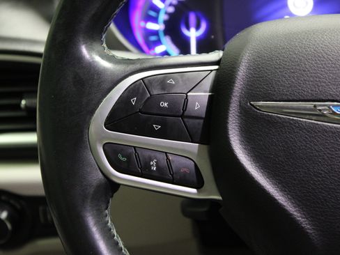 Used 2018 Chrysler Pacifica Touring-L FWD image 23