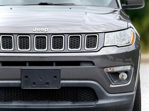 Used 2018 Jeep Compass Latitude FWD image 14