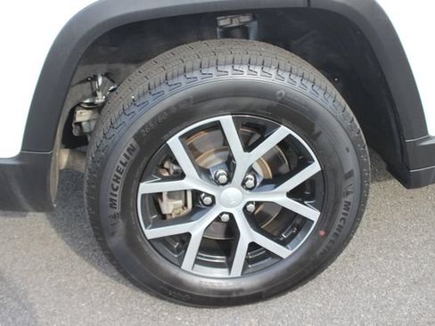 Used 2024 Jeep Grand Cherokee L Limited AWD/4WD image 40