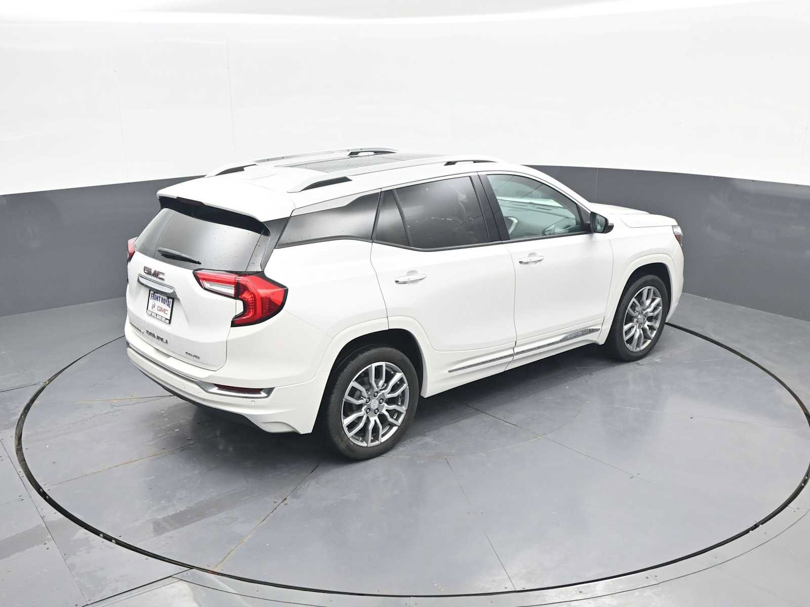Used 2024 GMC Terrain Denali w/ Denali Premium Package AWD/4WD image 46