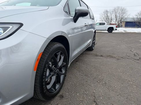 Used 2023 Chrysler Pacifica Touring-L w/ S Appearance Package AWD/4WD image 15