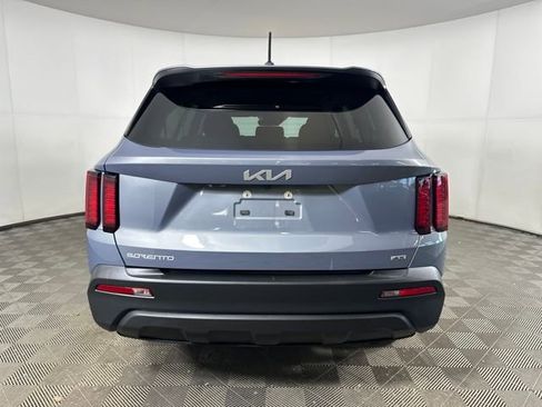 Used 2023 Kia Sorento LX image 4