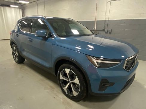 Used 2025 Volvo XC40 B5 Plus w/ Climate Package AWD/4WD image 4