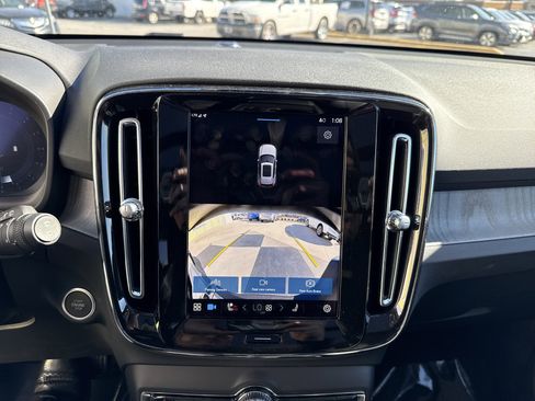 Used 2025 Volvo XC40 B5 Core image 25