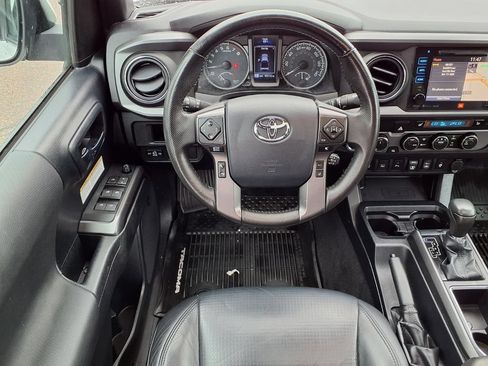 Used 2019 Toyota Tacoma TRD Off-Road AWD/4WD image 11