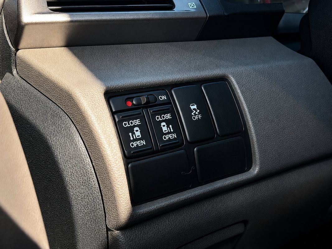 Used 2017 Honda Odyssey SE image 11
