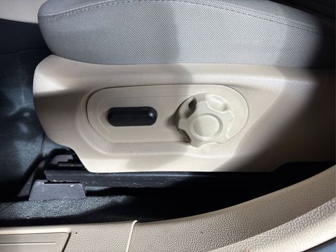 Used 2017 Ford Taurus SE image 32