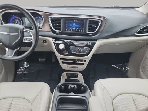 Used 2021 Chrysler Voyager Lxi image 14