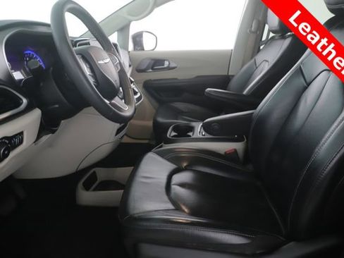 Used 2022 Chrysler Pacifica Touring-L FWD image 16