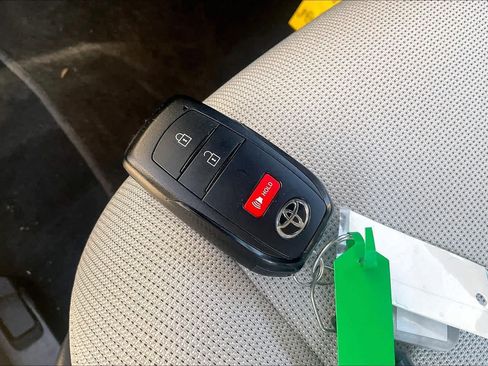 Used 2025 Toyota Corolla Cross LE FWD image 14