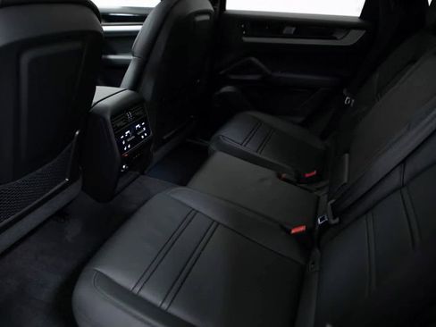 Certified 2025 Porsche Cayenne image 28