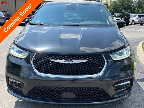 Used 2024 Chrysler Pacifica Touring FWD image 3